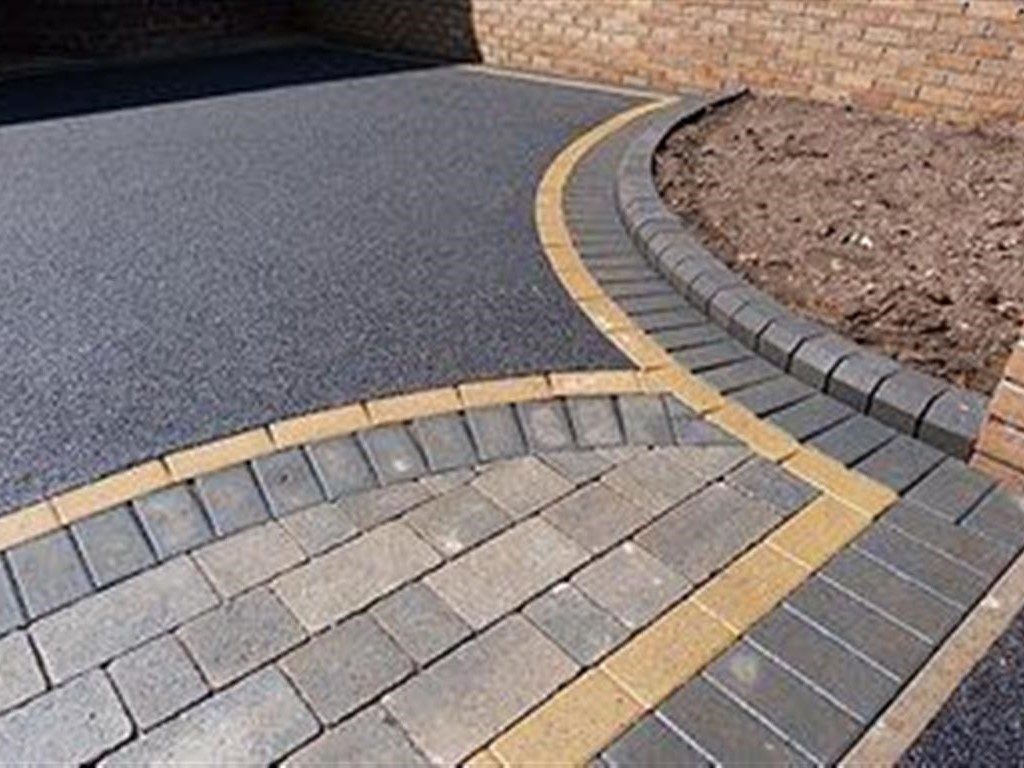 Tarmac Driveway With A Paved Border and Apron